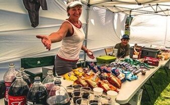 Provisorisk ultraloppsdepå med drycker, snacks och hjälpare